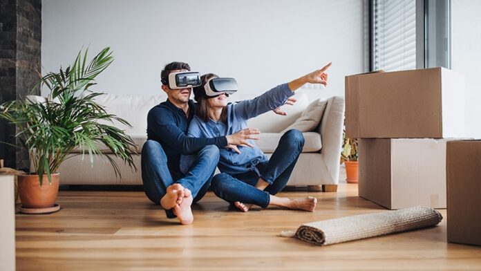 Couple dans un appartement avec un casque de réalité virtuelle